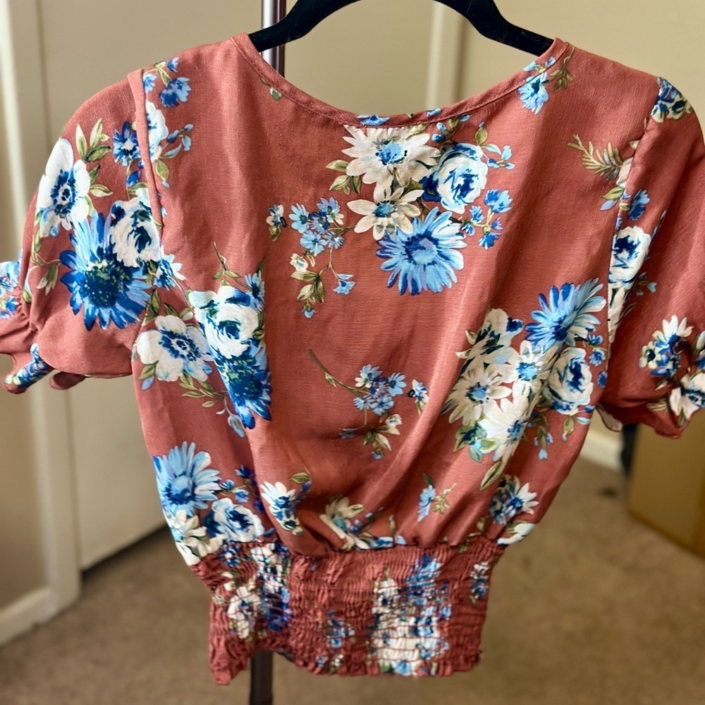 Free Kisses- Floral Blouse in Pink and Blue - Picture 3 of 3